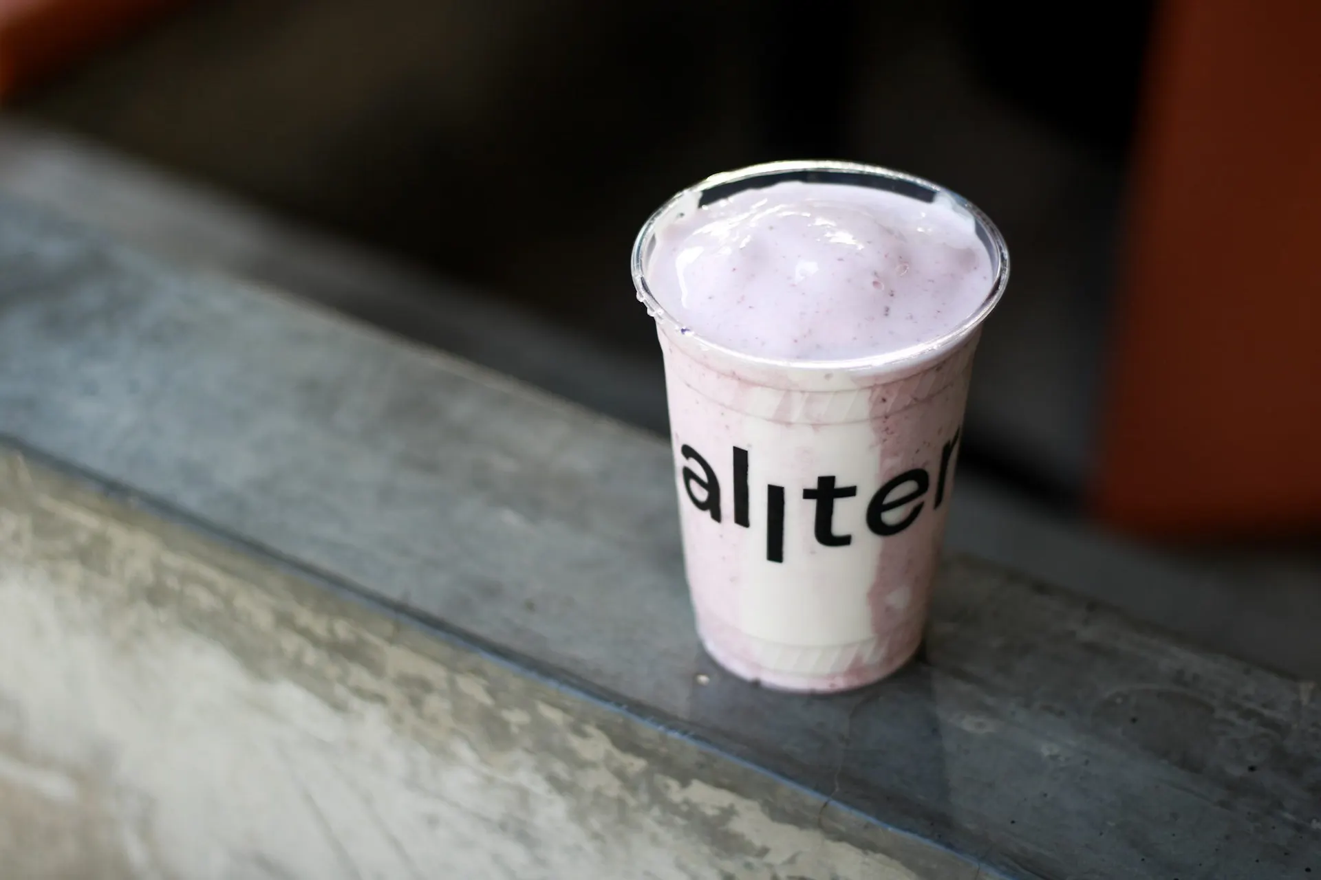 Shake low carb alltern sobre una repisa de concreto