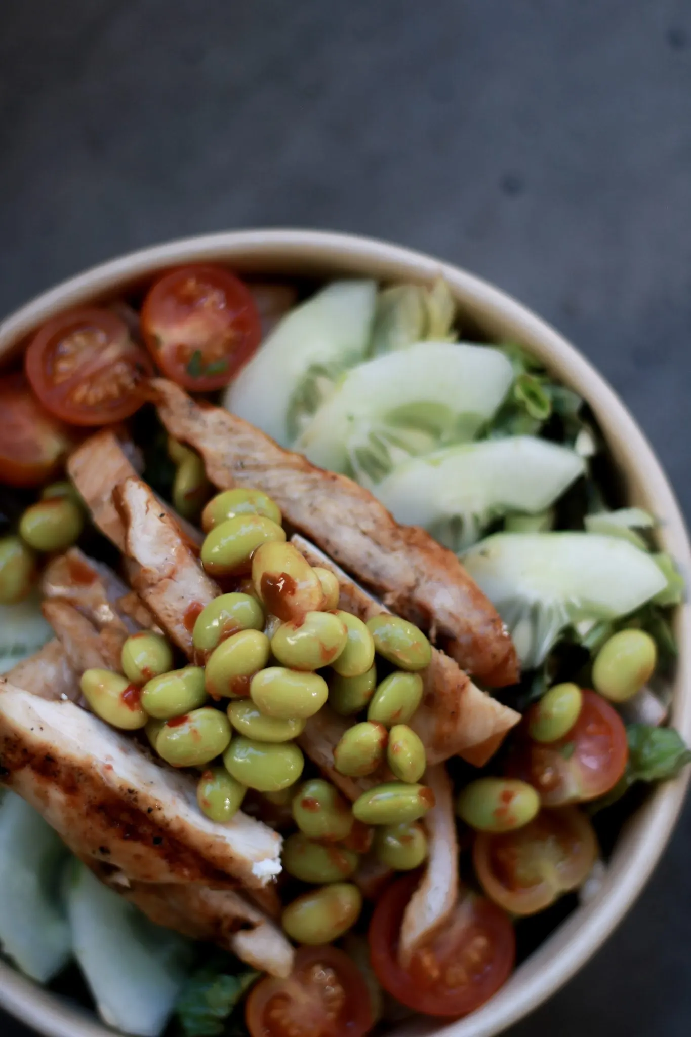 Thai salad de cerca: pollo, edamames, pepino y tomate cherry